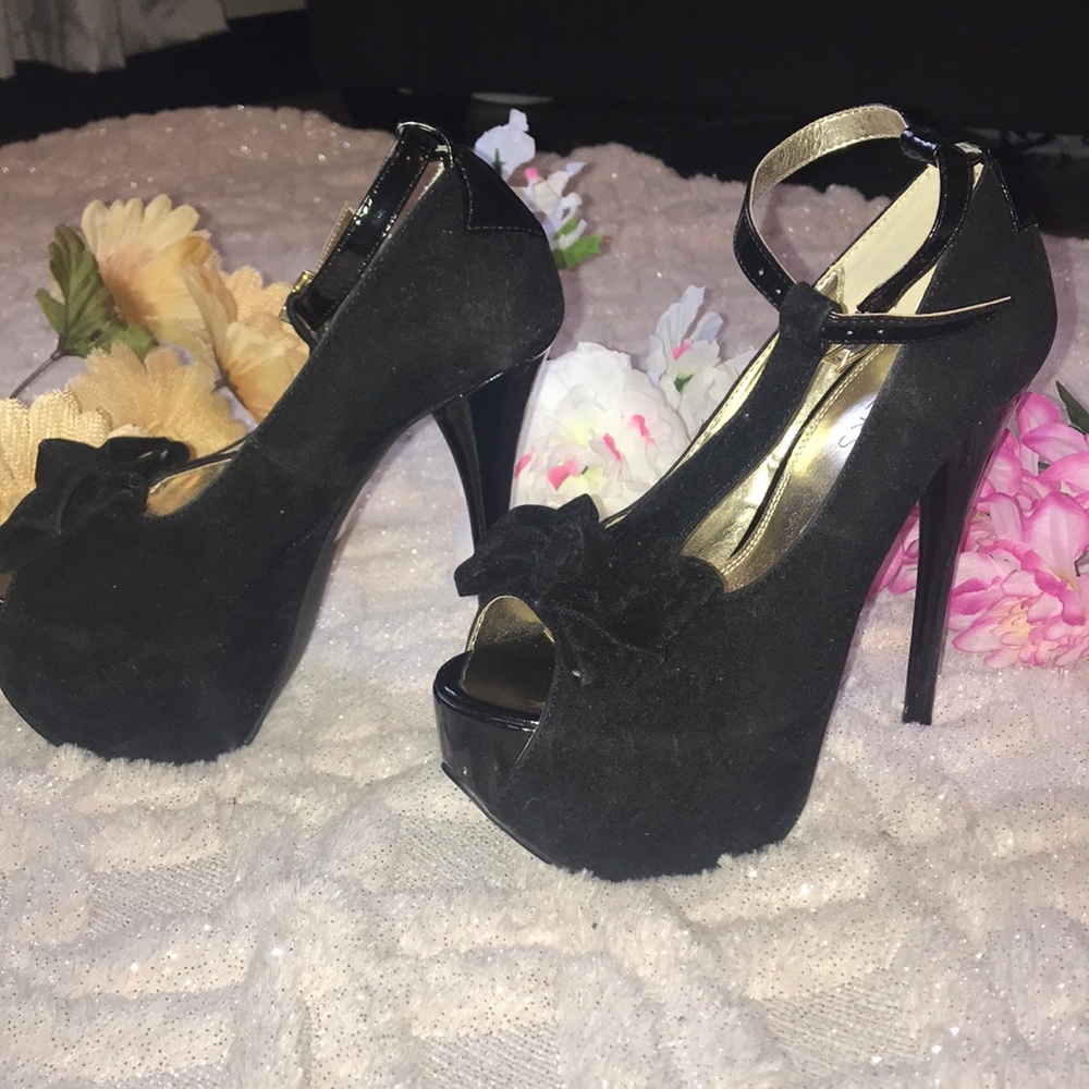 Shoes - Picture 3 of 4